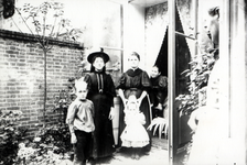 602297 Groepsportret van leden van de familie Moesman, met n de deuropening Johanna Moesman - van Oort (1853 - 1924) ...